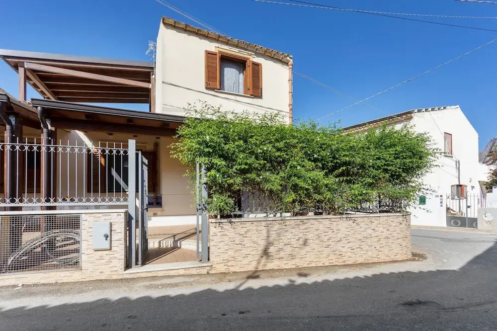 GuestHost - Countryside Sicily House