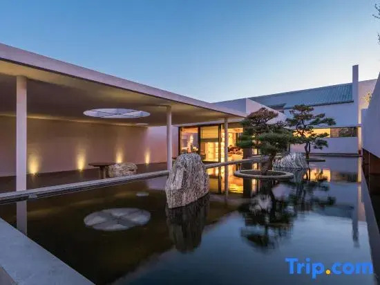 Purple House Koi Pond Courtyard Guesthouse