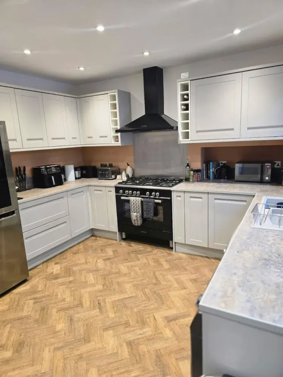 Spacious 4-bed House Close to LHR and London