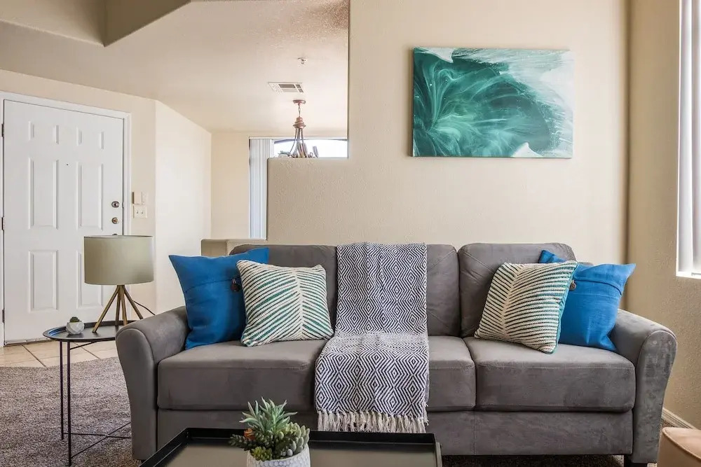 1 BR Apt with Parking by Frontdesk