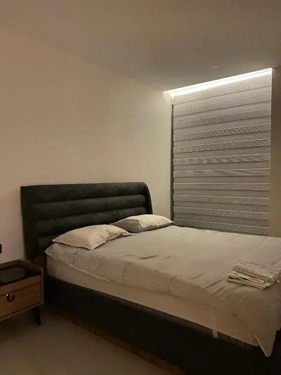 cozy 2 bedroom condo with pool and amenities