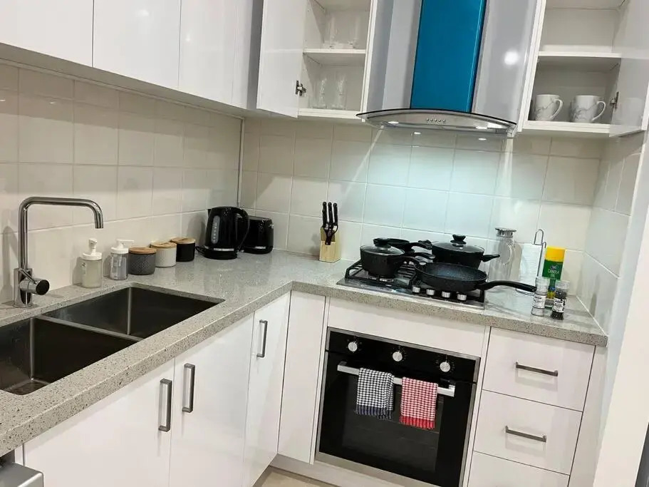 Brand New Modern 2 BR Guesthouse at Airport!
