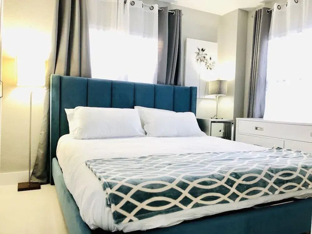 2701 · Luxury Lakefront Unit With Pool Views