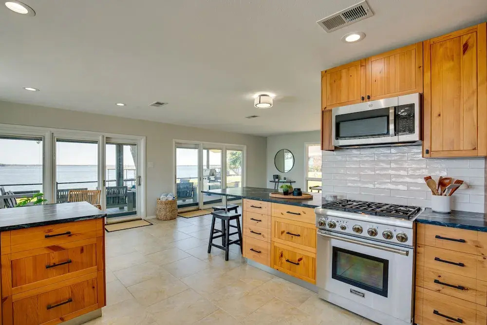 Cedar Creek Lake Views: Gorgeous Mabank House!