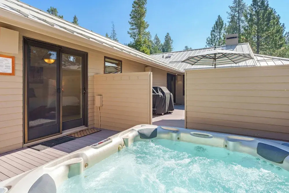 Charming Hot Tub Home Near Sharc