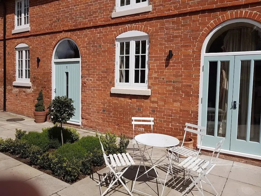 Meynell Mews