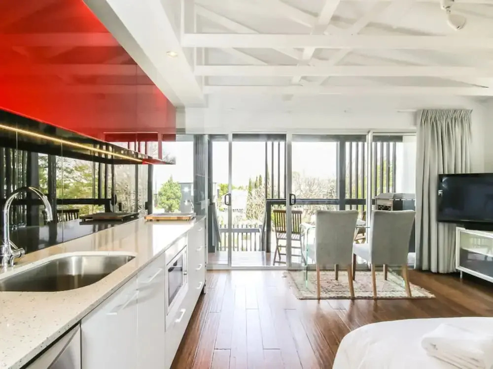 Cool Architect-Designed Studio Close To CBD