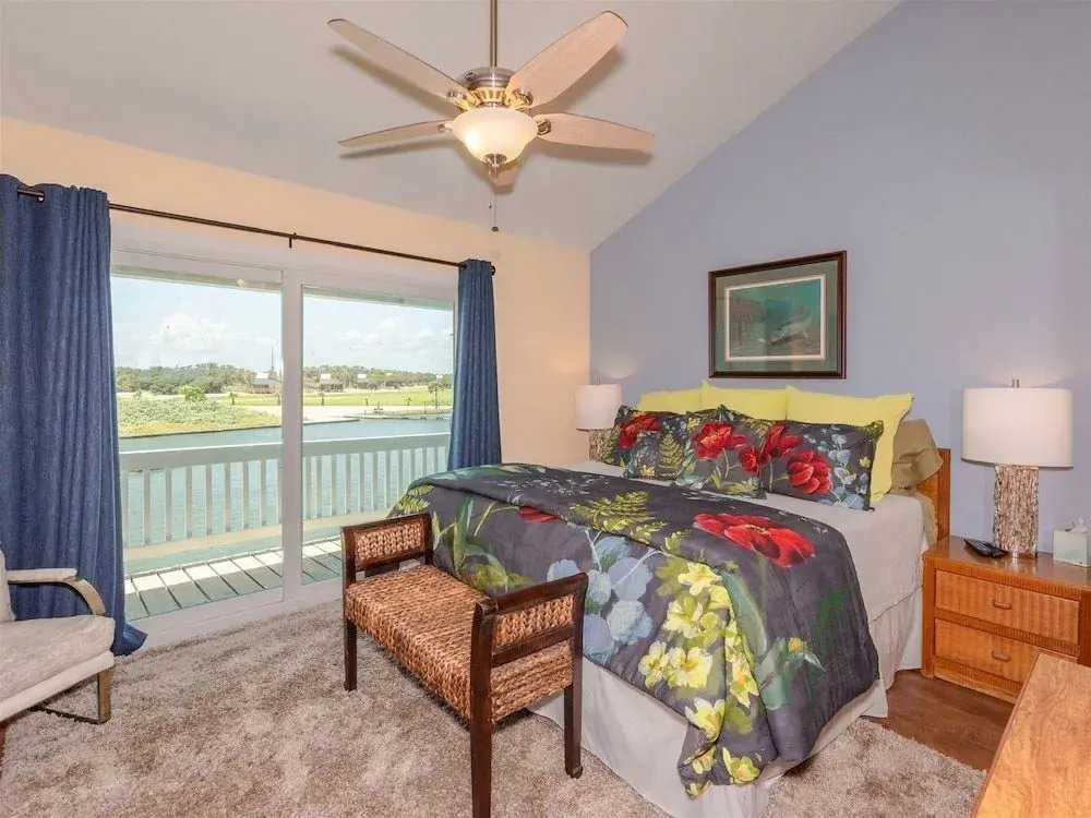 Kontiki Bayfront by Miss Kitty’s