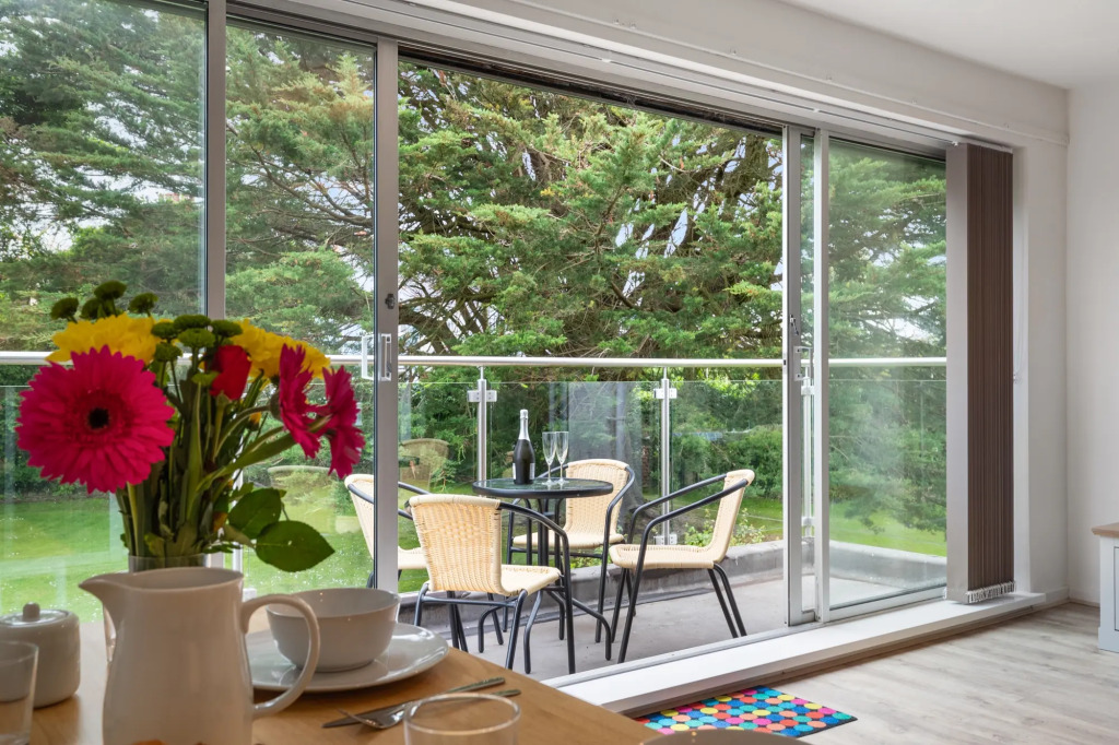 Coedrath Park 28 - Sea Views from Balcony, Close to Beach, Pet Friendly
