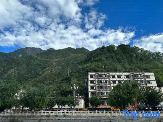 Sanshe Riverside Homestay (Kangding Love Song Square)