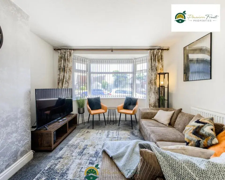 3 Bedroom Coventry House By Passionfruitproperties with Free Wi-fi, Large Garden and Driveway - 52NRC