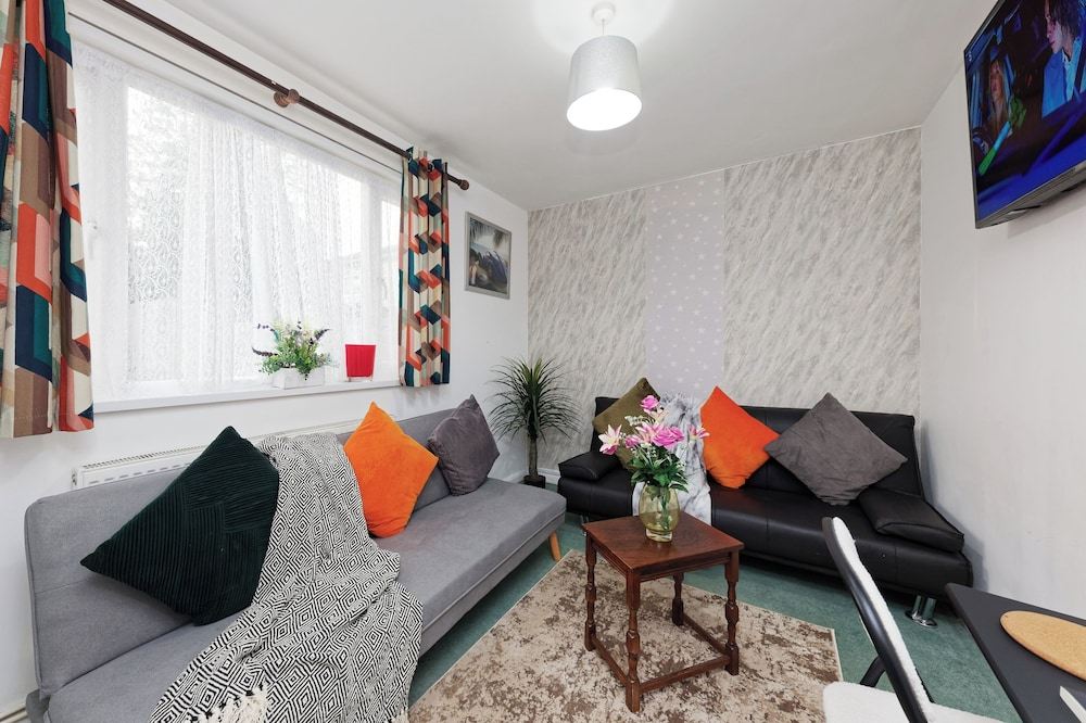 House Sleeps 14 With Enclosed Garden