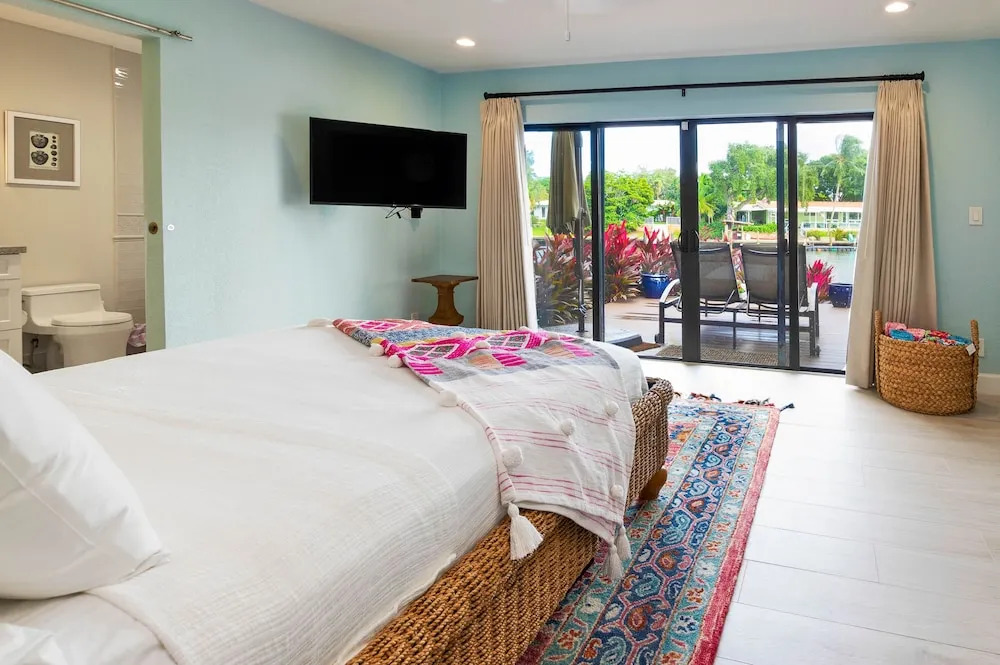 Luxe Waterfront : Pool, Boat Dock, Near Beach 4 Bedroom Home