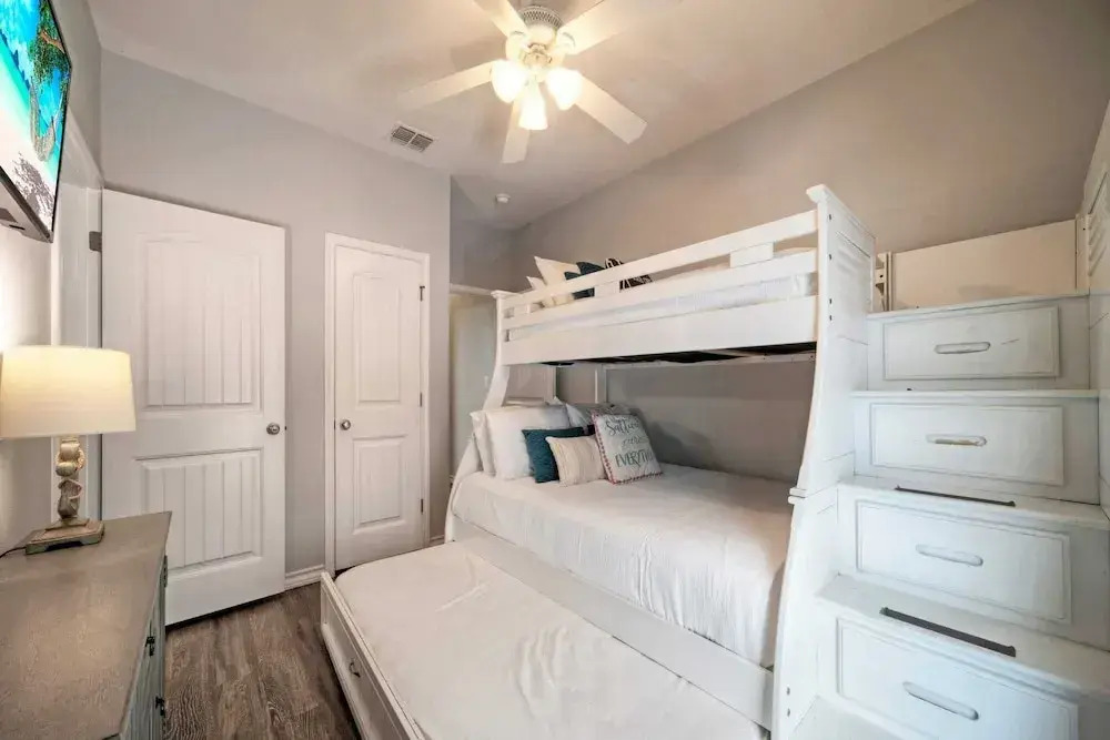 Walk to Beach Shared Pool Access, Golf Cart Zone Carpe Beach Bum by Avantstay