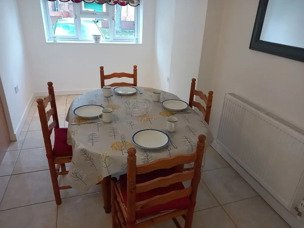 Leominster 3 Bedroom House, Parking Garden Private