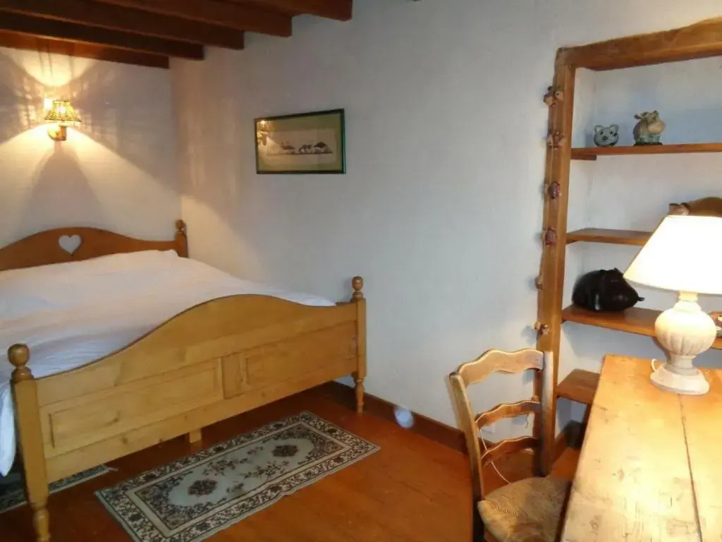 Charme Rural avec Piscine Privée et Animaux Acceptés - FR-1-496-200