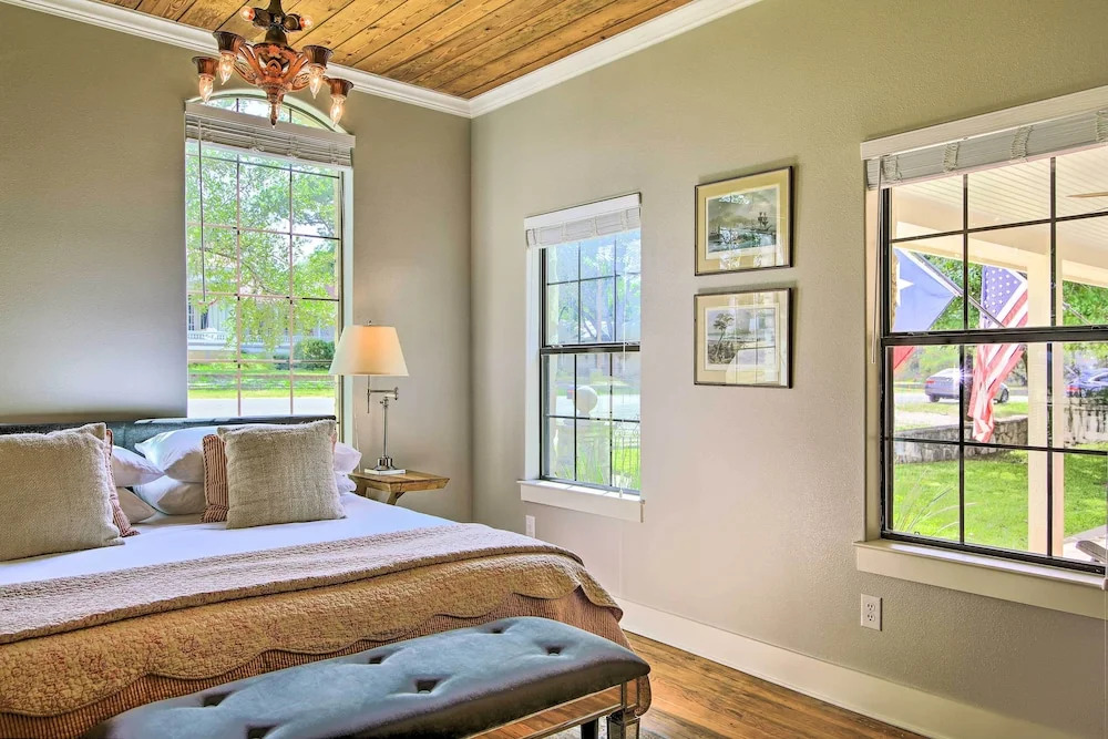 Beautiful Hill Country Cottage - Walk to Downtown!