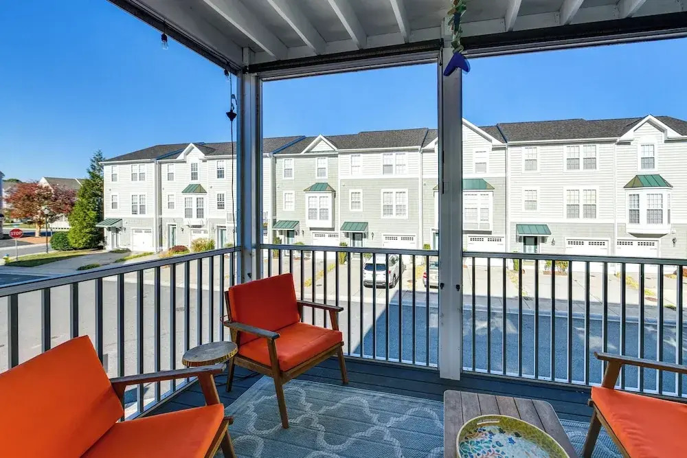 2 Mi to Beach: Townhome w/ Breezy Balcony!
