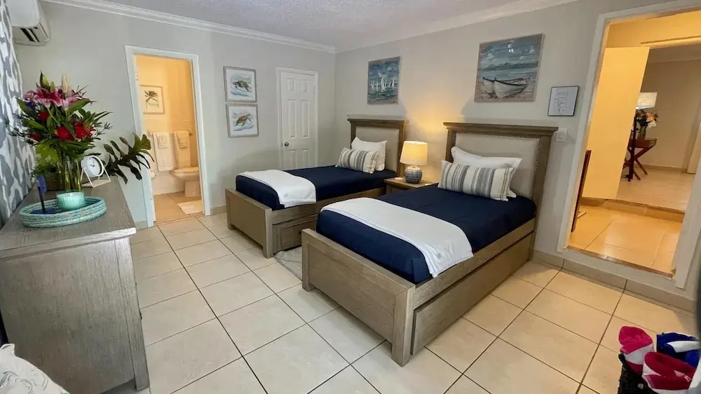 Walk to beach two cottages swimming pool hot tub Surf and Sand RESlDENCES
