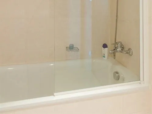 Sunny Apartment off Grand Canal Square Dublin 2