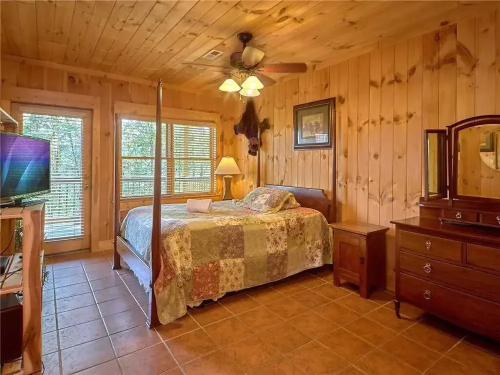 Bear Pause II - Three Bedroom Cabin