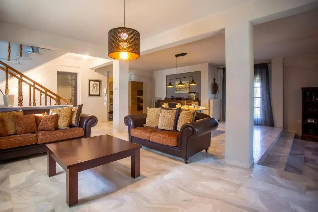 Τraditional fully detached villa on a luxurious hillock of Thessaloniki with its own garden also for family & wedding gatherings for 10 to 25 people only 15 minutes from airport