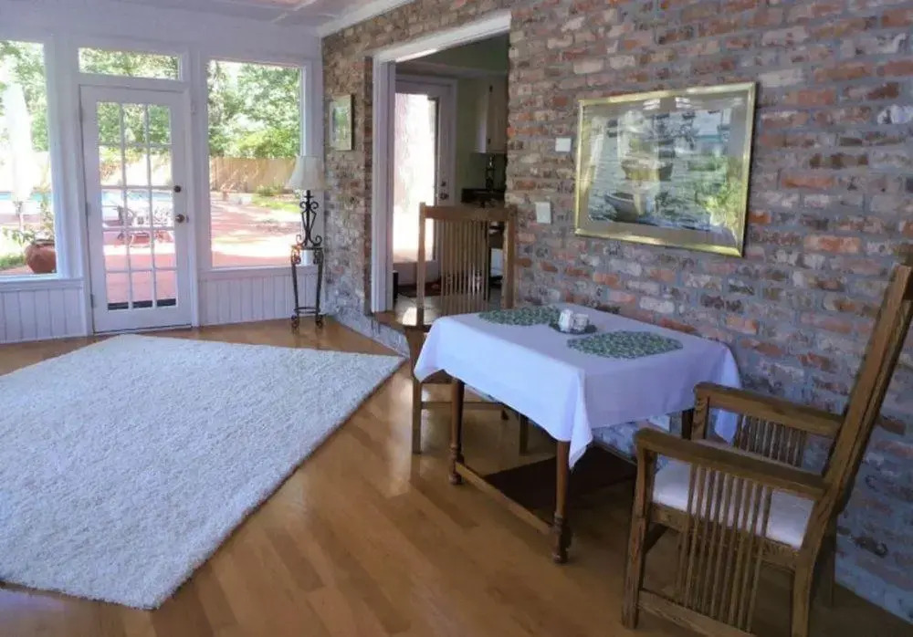 Tudor Oaks Inn