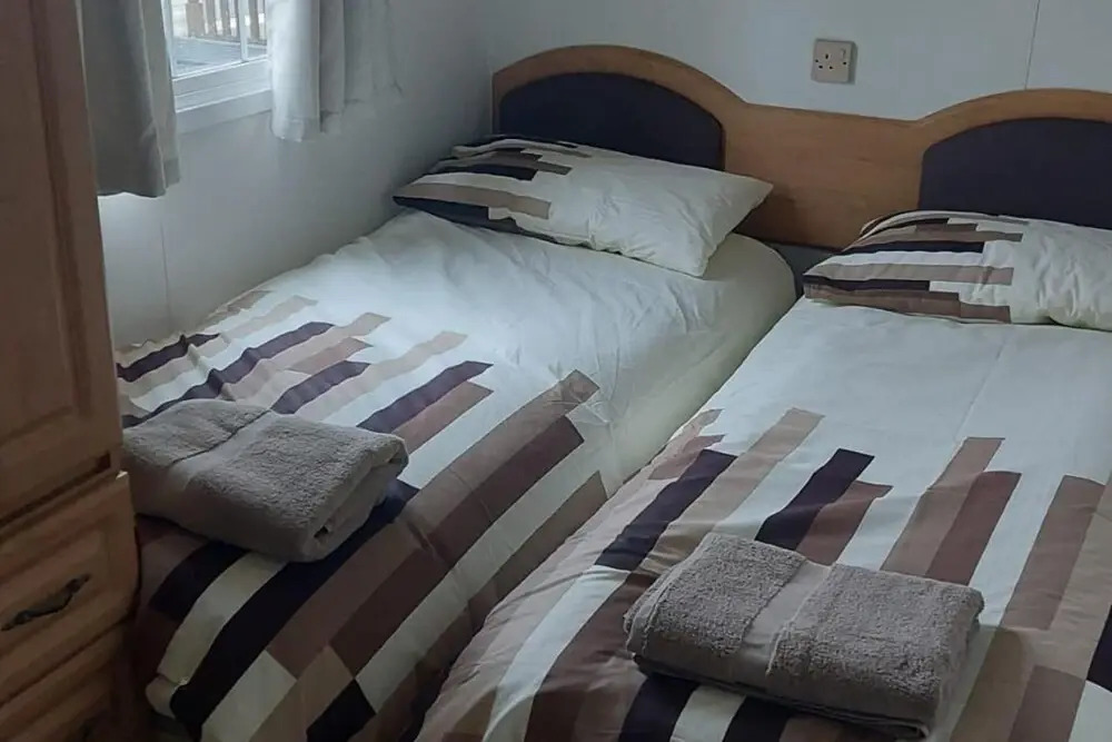 Llanarmon-yn-ial 3-bed Caravan, Sleeps 6