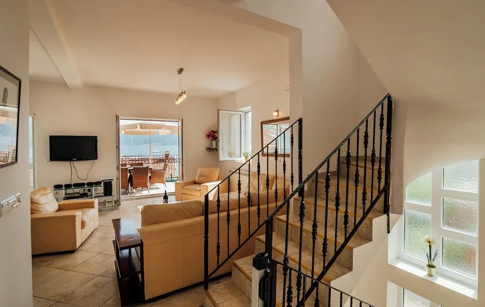 Spacious Family 4BR Seaside House, Fantastic Sea Views, 20 Meters to Beach