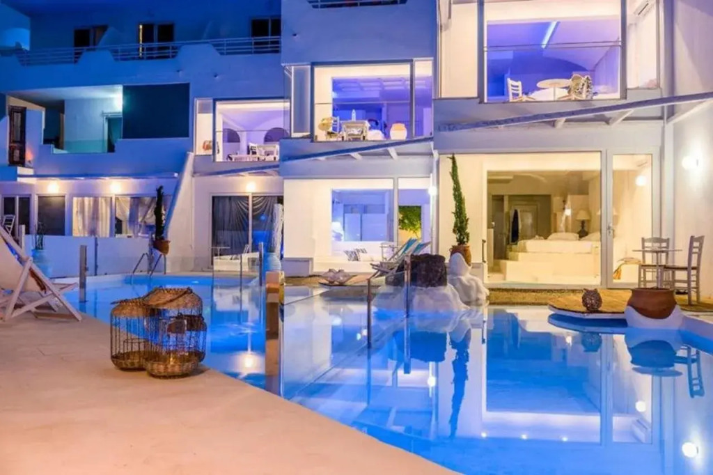 Kouros Home Hotel