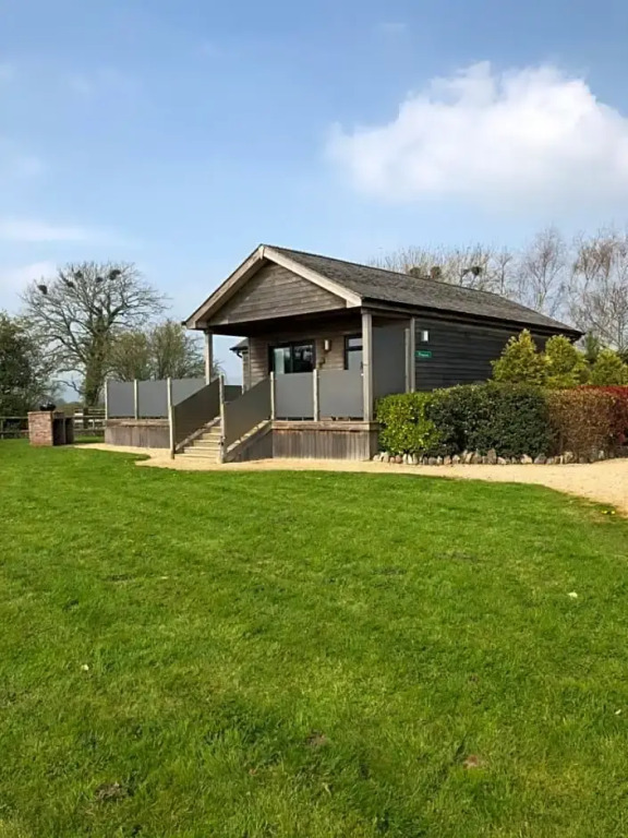 Tor Farm Lodges - Private Hot Tubs, Shared Seasonal Outdoor Pool, Dog Friendly