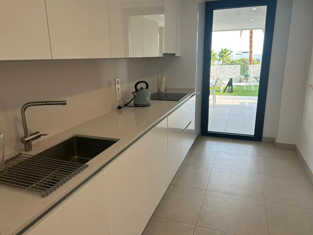 BRAND NEW STUNNING 3 BED RAISED GROUND FLOOR APARTMENT WITH SEA & POOL & MOUNTAIN VIEW INDOOR & OUTDOOR SWIMMING POOLS & GYM WALKING DISTANCE TO BEACH PORT Casa Casu Estepona
