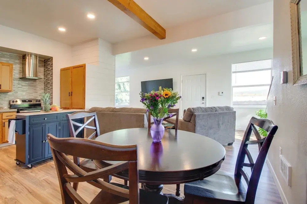 1 Mi to Dtwn Coos Bay: Sleek Apt w/ Deck & Views!