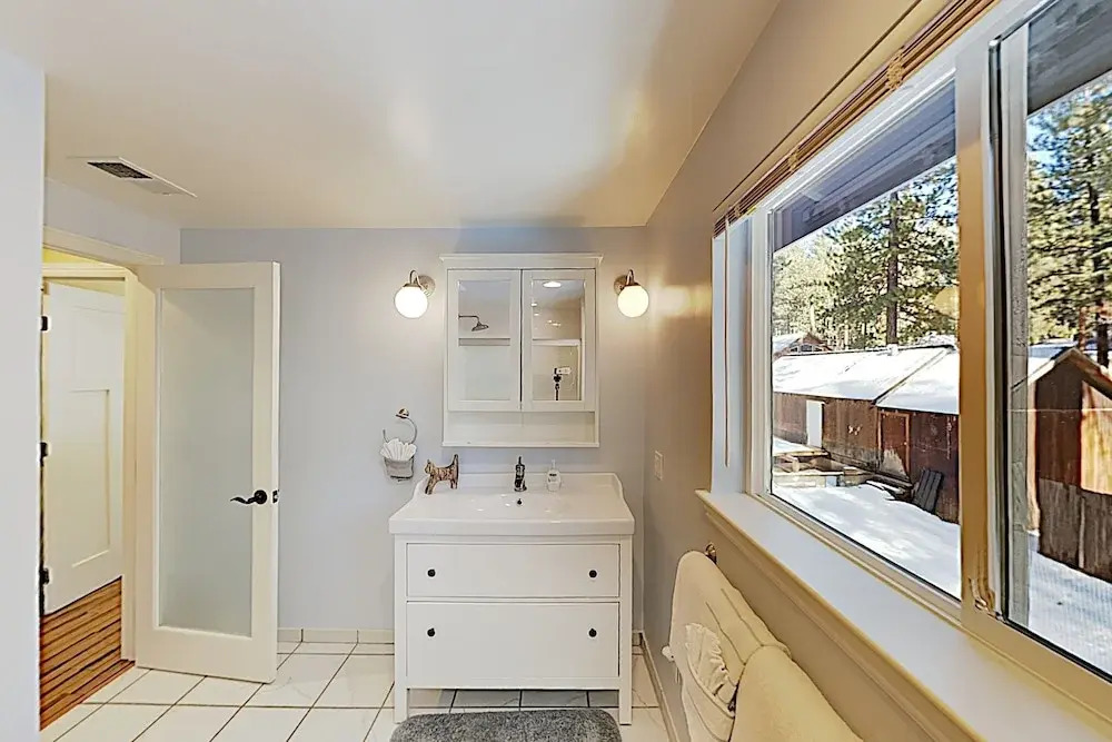 All-season Getaway - Serene Backyard W/ Hot Tub! 5 Bedroom Home