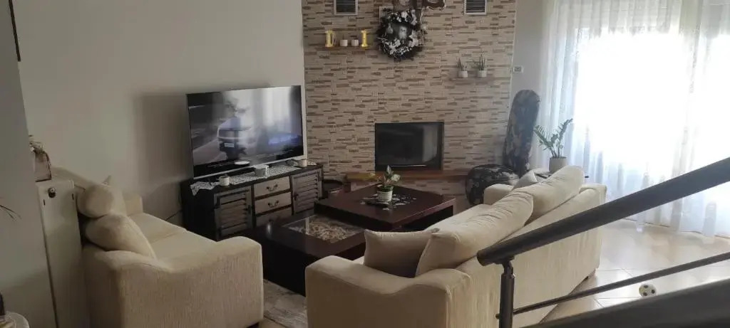 D & J Luxury House