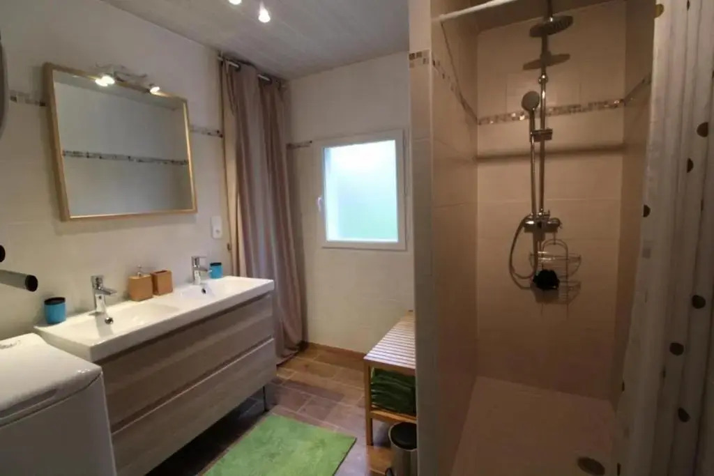 Logement, rez-de-jardin d’une maison, orée du bois