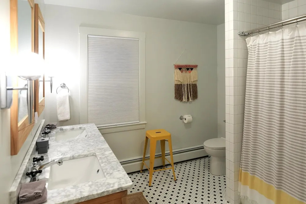 Rye Motor Inn - Oceanfront, Walk to Beach