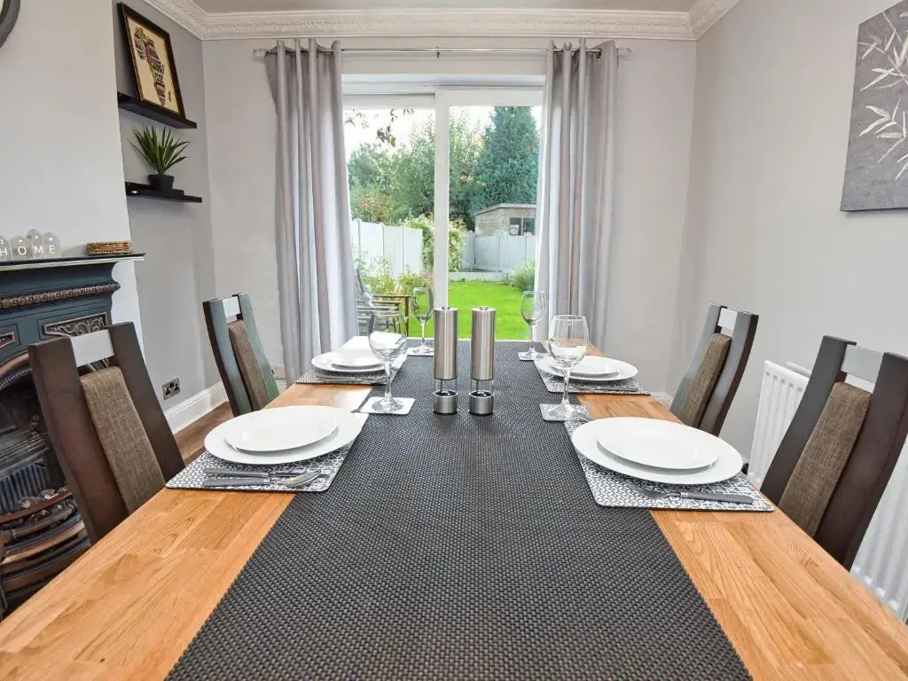 Cosy 3 bed with Parking- Family and Contractors