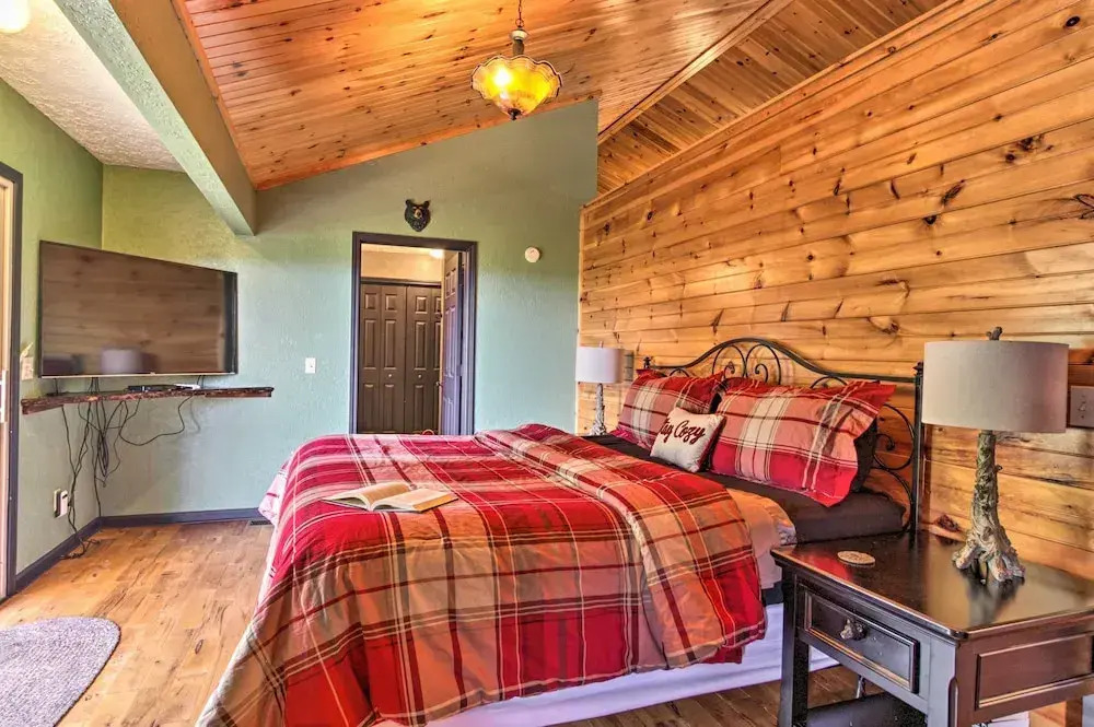 Sevierville Overlook Cabin: 9 Miles to Gatlinburg!