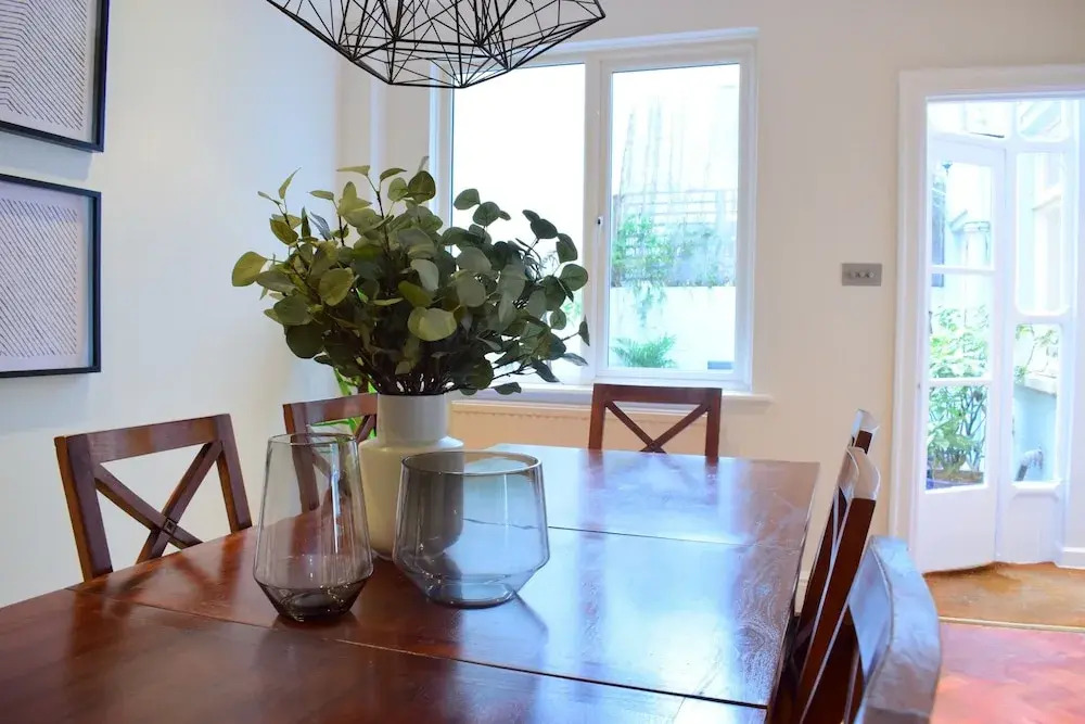 3 Bedroom Flat Near Hyde Park