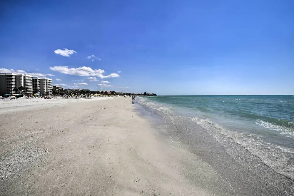 Sunny Siesta Key Condo w/ Beach Access + Pool!