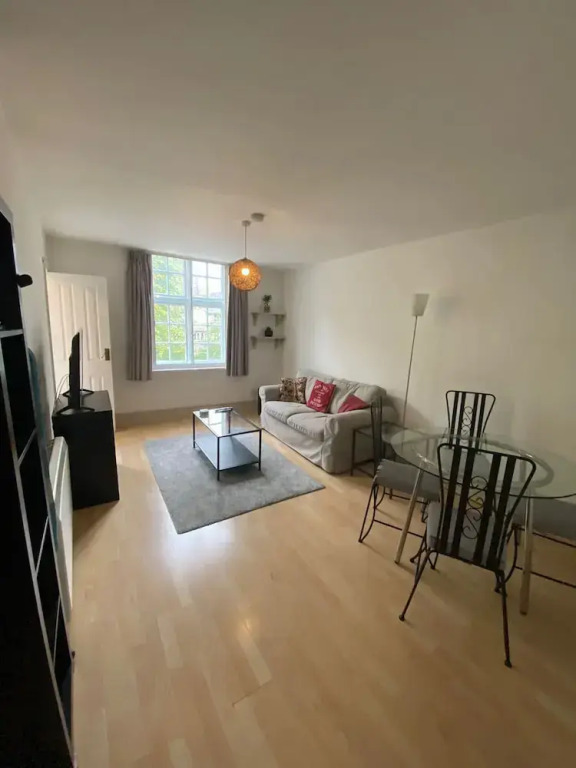 Apartment - Sleeps 2 & Great Transport Links