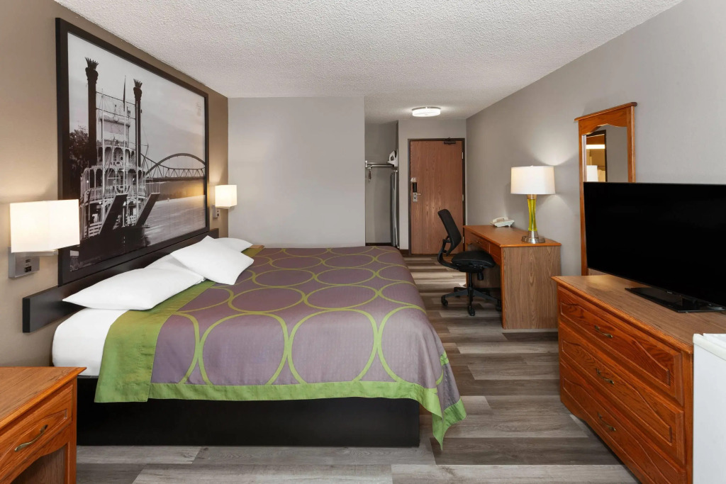 Super 8 by Wyndham Green Bay Near Stadium