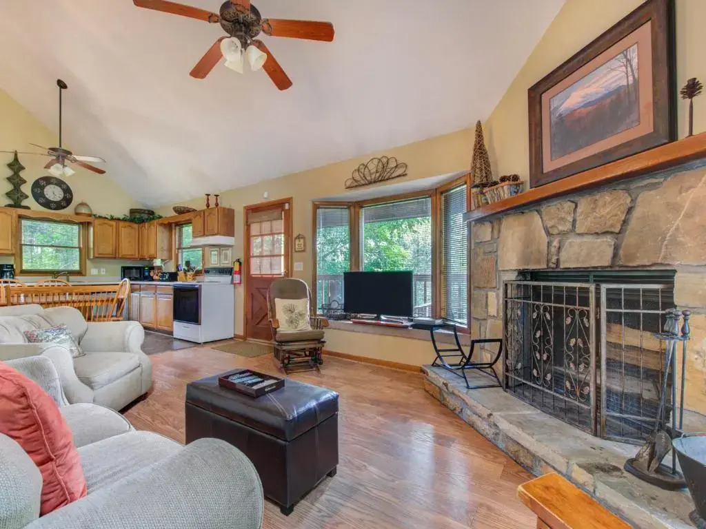 Between Here & There, 3 Bedrooms, Sleeps 6, Views, Hot Tub