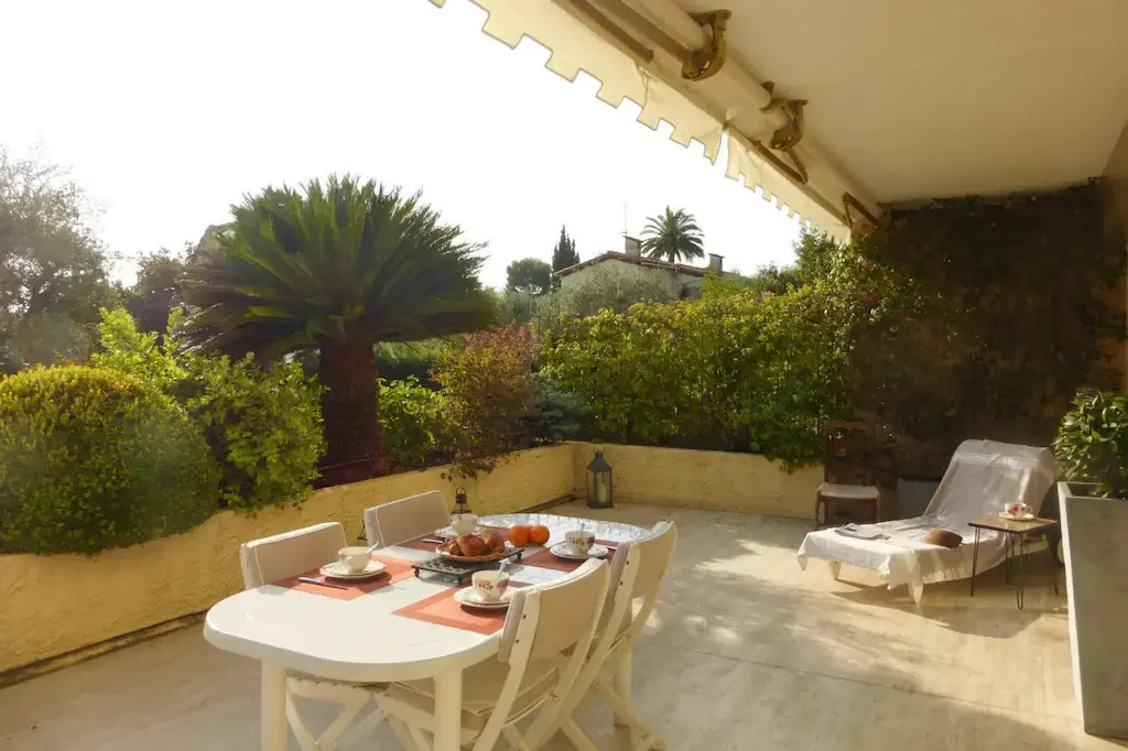 Vacation apartment with large private terrace and community pool, Cannes