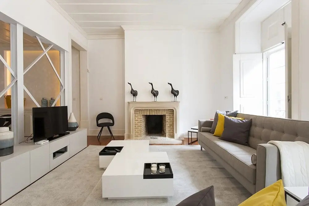 ALTIDO Elegant 3BR Apt w/workspace in Chiado