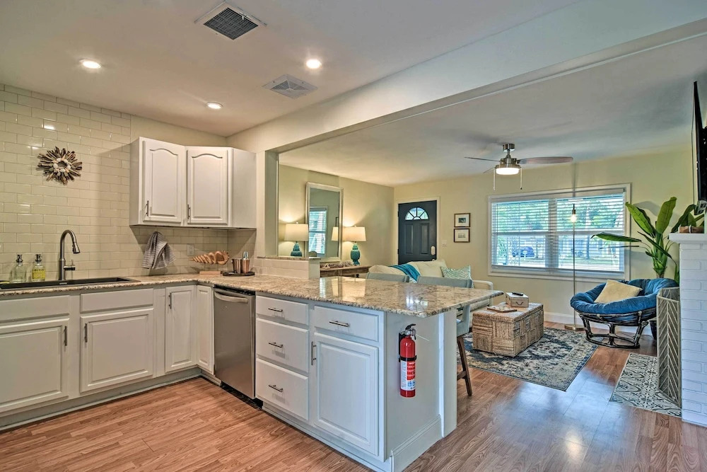 Cozy Jungle Escape < 1 Mi to Gulfport Beach!