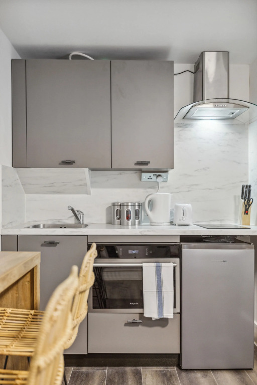 STH Sutherland Avenue Apartment