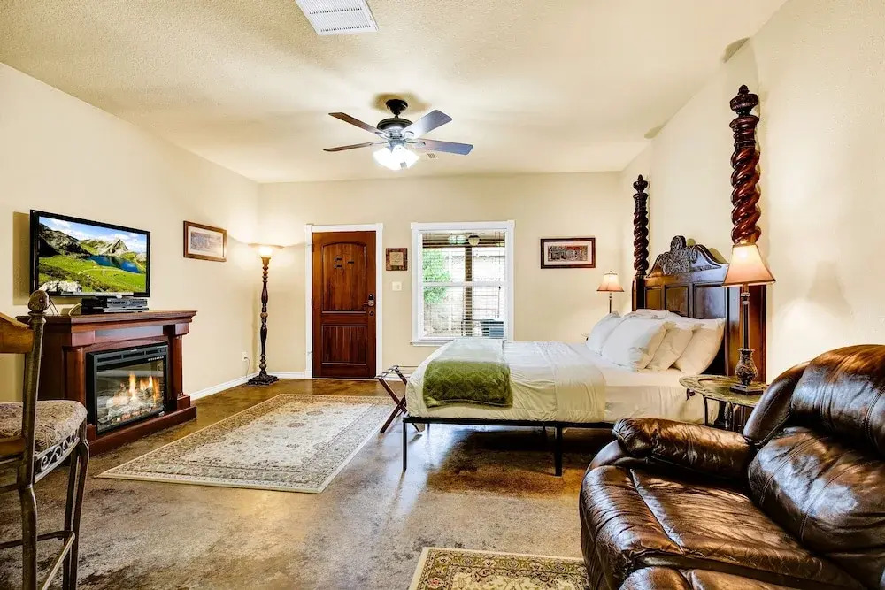 Romantic Oasis W/hot Tub Near Fred and Wineries!