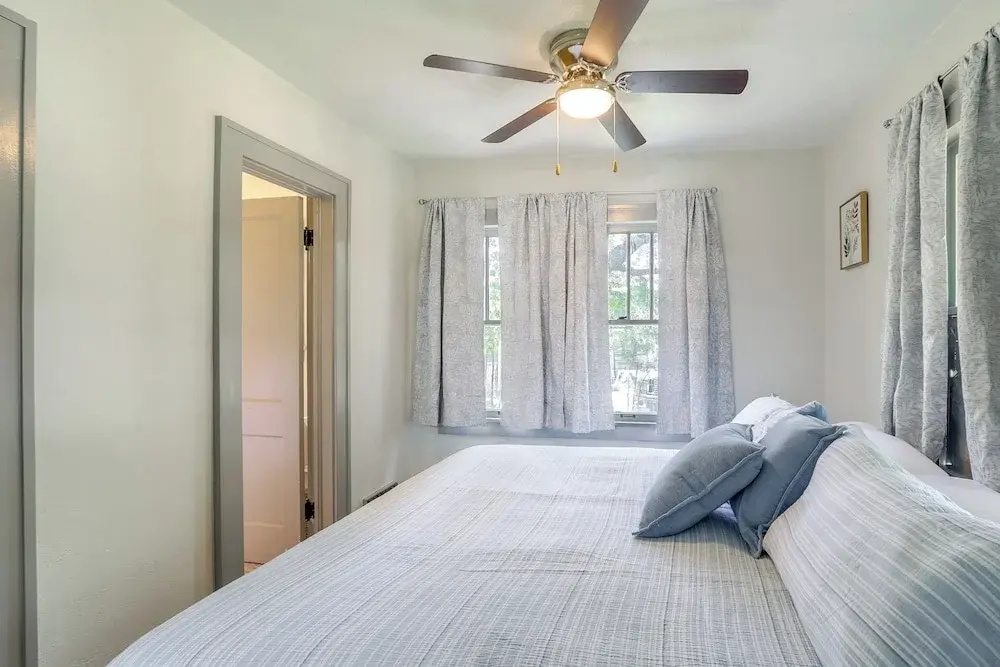 4 Mi to Dtwn: Charming Retreat in Wichita!